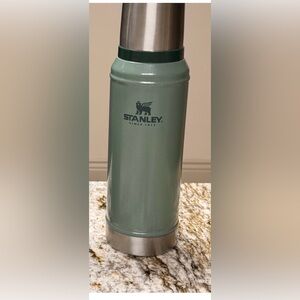 Stanley Classic Green and Silver Stainless Steel 1qt Thermos with lid and cup